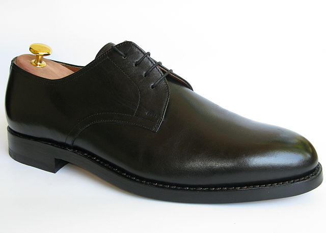 640px-Shoe-PlainDerby-Black