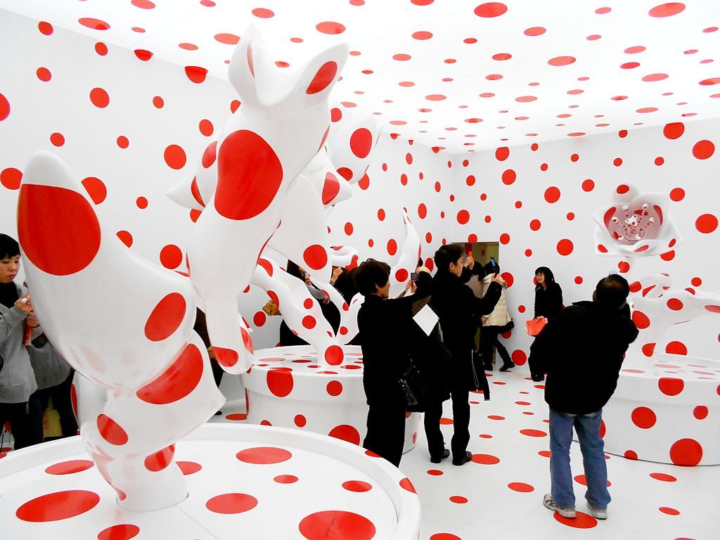 1024px-view_of_the_-i_pray_with_all_of_my_love_for_tulips-_installation_at_the_yayoi_kusama_special_exhibition_at_the_osaka_national_museum_of_international_art