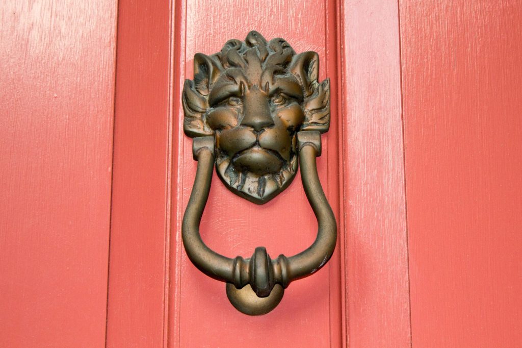 door-knocker-1499243_1920